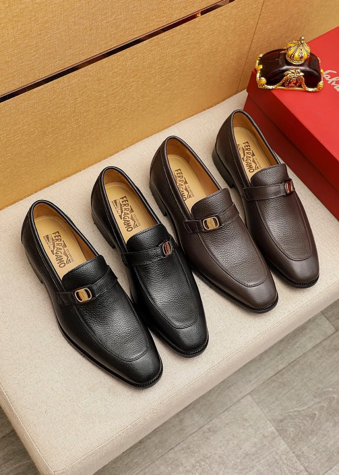 Men's shoes 💰460 💐 Product trademark: Ferragamo "Ferragamo" casual leather shoes Regular size: 38-44 (45.46🉑️customized) Product materials: Selected imported first-layer pebbled cowhide leather upper + luxury hardware buckle, imported water-dyed cowhide leather lining. Strong three-dimensional visual effect, original outsole color: 2 colors available